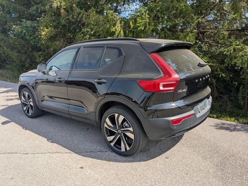 2025 Volvo XC40 B5 Plus Dark Theme