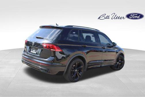 Deep Black Pearl 2024 Volkswagen Tiguan 2.0T SE R-Line Black