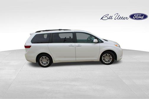 Blizzard Pearl 2017 Toyota Sienna XLE Premium