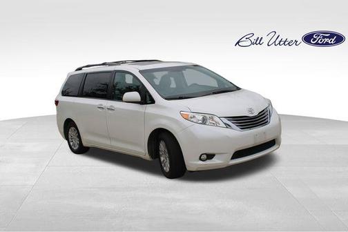 Blizzard Pearl 2017 Toyota Sienna XLE Premium