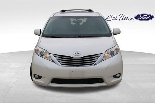 Blizzard Pearl 2017 Toyota Sienna XLE Premium