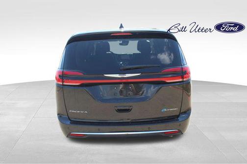 Brilliant Black Crystal Pearlcoat 2023 Chrysler Pacifica Hybrid Limited