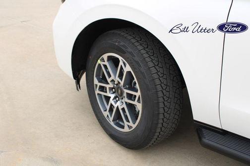 Star White Metallic Tri-Coat 2026 Ford Expedition Max Active 4x4