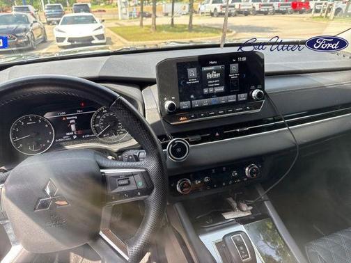 Labrador Black Pearl 2022 Mitsubishi Outlander SP
