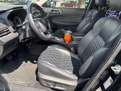 Labrador Black Pearl 2022 Mitsubishi Outlander SP