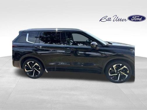 Labrador Black Pearl 2022 Mitsubishi Outlander SP