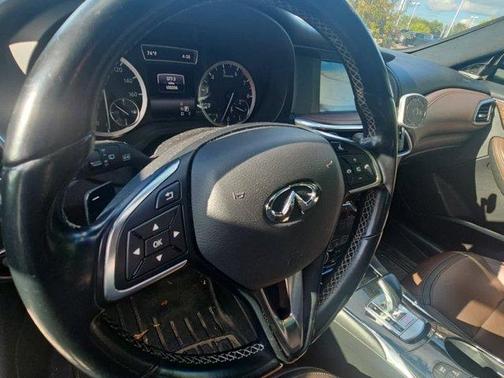 2017 INFINITI QX30 Premium