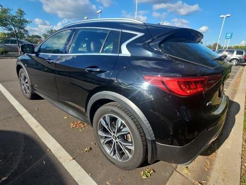 2017 INFINITI QX30 Premium