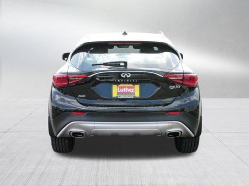 2017 INFINITI QX30 Premium