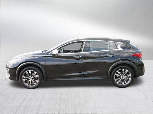2017 INFINITI QX30 Premium