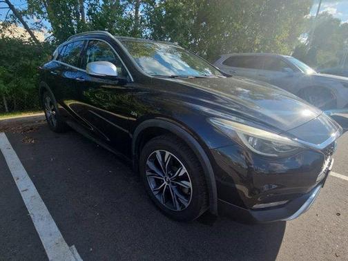 2017 INFINITI QX30 Premium