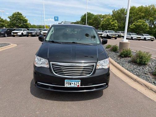 Brilliant Black Crystal Pearlcoat 2016 Chrysler Town & Country Touring