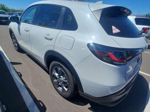 Platinum White Pearl 2026 Honda HR-V LX