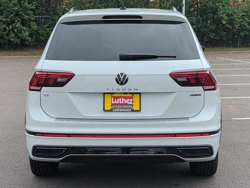 Oryx White Pearl Effect 2022 Volkswagen Tiguan 2.0T SE R-Line Black