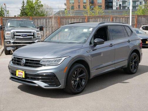 Platinum Gray Metallic 2024 Volkswagen Tiguan 2.0T SE R-Line Black