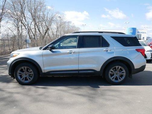 Iconic Silver Metallic 2022 Ford Explorer XLT