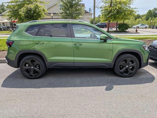 Bright Moss Green 2025 Volkswagen Taos 1.5T SEL