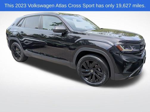Deep Black Pearl Effect 2023 Volkswagen Atlas Cross Sport 3.6L V6 SE w/Technology