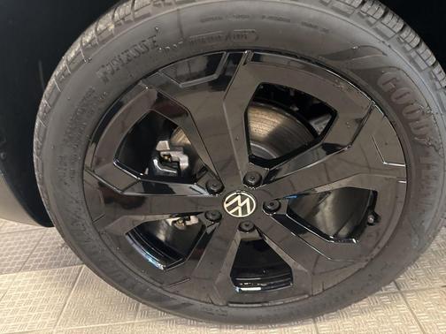 2025 Volkswagen Taos 1.5T SE Black