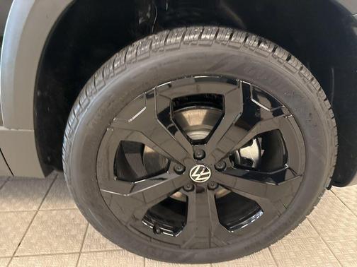 2025 Volkswagen Taos 1.5T SE Black