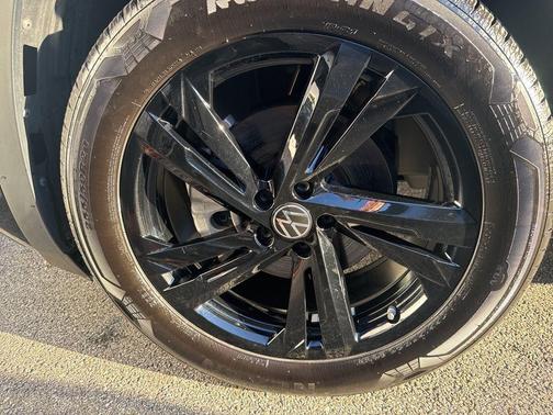 2025 Volkswagen Atlas Cross Sport 2.0T SEL R-Line Black