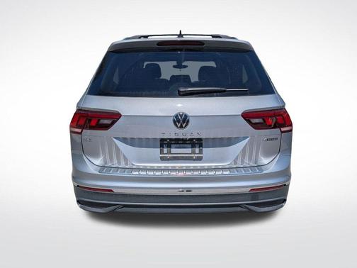 Pyrite Silver Metallic 2024 Volkswagen Tiguan 2.0T SE