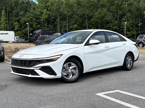 2024 Hyundai ELANTRA SE