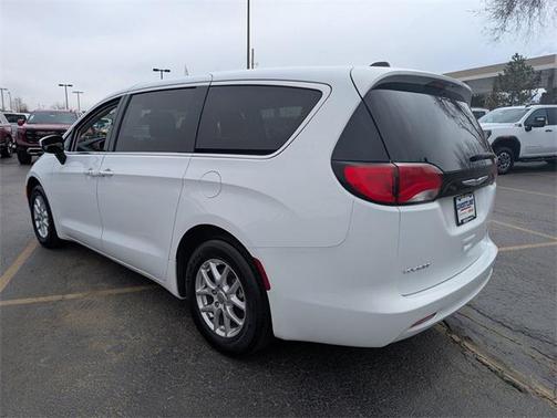 2022 Chrysler Voyager LX