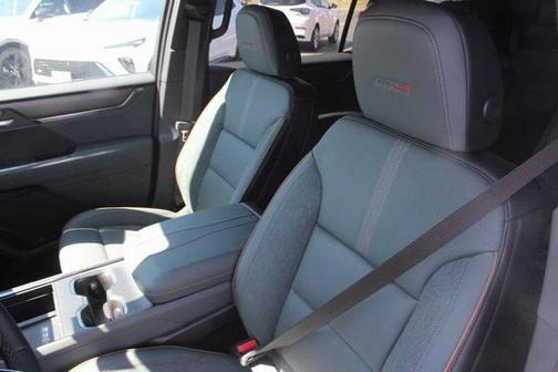 2025 GMC Acadia AWD AT4