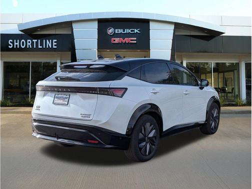 Everest White Pearl Tricoat/Black Diamond Pearl 2023 Nissan ARIYA PLATINUM+