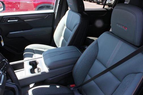 2025 GMC Acadia AWD AT4