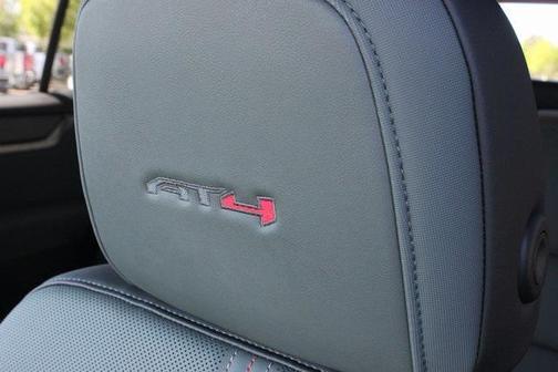 2025 GMC Acadia AWD AT4