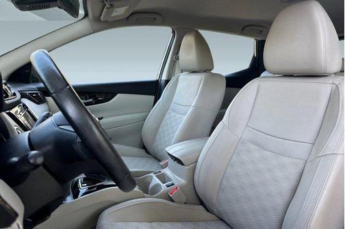 Brilliant Silver Metallic 2022 Nissan Rogue Sport SV