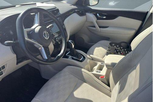 Brilliant Silver Metallic 2022 Nissan Rogue Sport SV