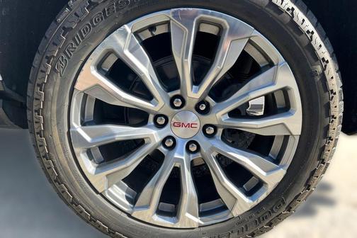 White Frost Tricoat 2022 GMC Yukon XL Denali