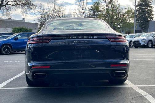 2018 Porsche Panamera 4