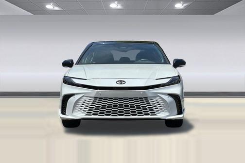 Wind Chill Pearl/Midnight Black Metallic 2025 Toyota Camry XSE