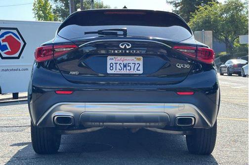 2017 INFINITI QX30 Premium