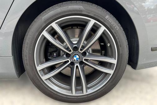 Bernina Grey Amber Effect 2021 BMW 750 i xDrive