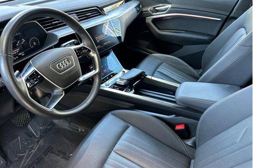 2022 Audi e-tron Premium Plus