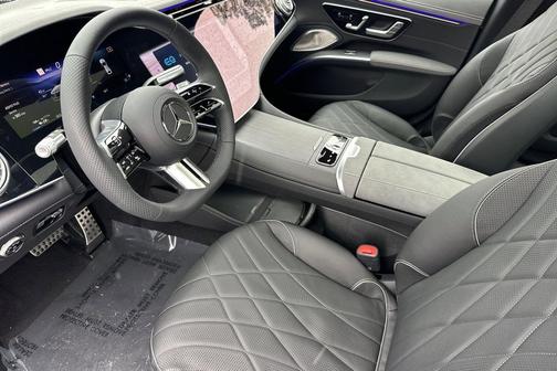 Solid colour plain black 2026 Mercedes-Benz EQS 580 4MATIC