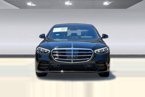 Solid colour plain black 2026 Mercedes-Benz S-Class S 580e 4MATIC