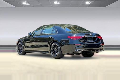 Solid colour plain black 2026 Mercedes-Benz S-Class S 580e 4MATIC