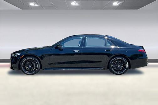 Solid colour plain black 2026 Mercedes-Benz S-Class S 580e 4MATIC