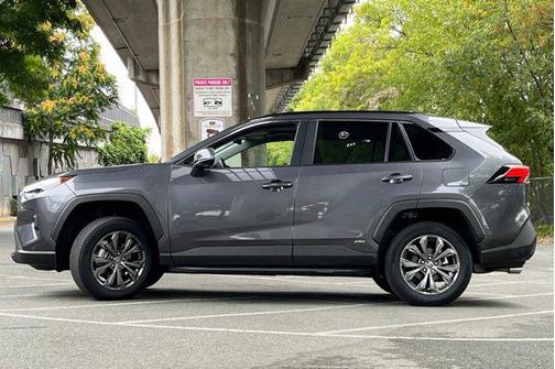 2022 Toyota RAV4 Hybrid XLE Premium
