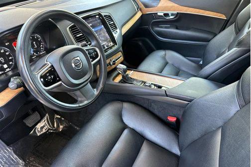 2021 Volvo XC90 T6 Momentum