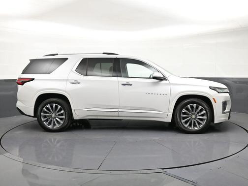 Iridescent Pearl Tricoat 2023 Chevrolet Traverse Premier