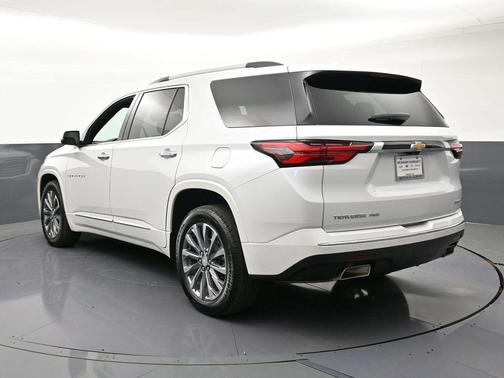 Iridescent Pearl Tricoat 2023 Chevrolet Traverse Premier