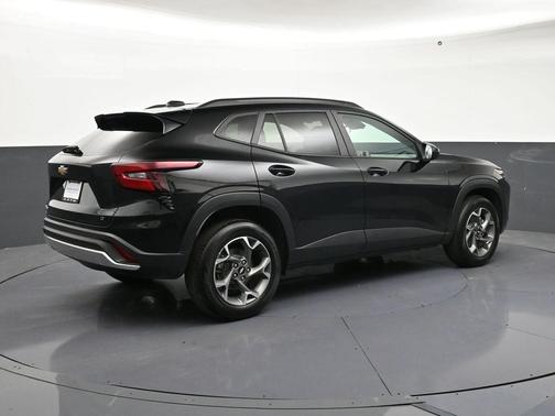 Mosaic Black Metallic 2024 Chevrolet Trax LT