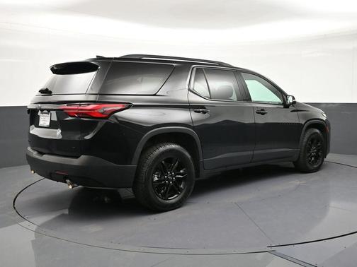 Mosaic Black Metallic 2023 Chevrolet Traverse LT Cloth